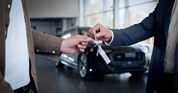 Customer handing over car keys after vehicle buyback under Lemon Law, lemonmyvehicle