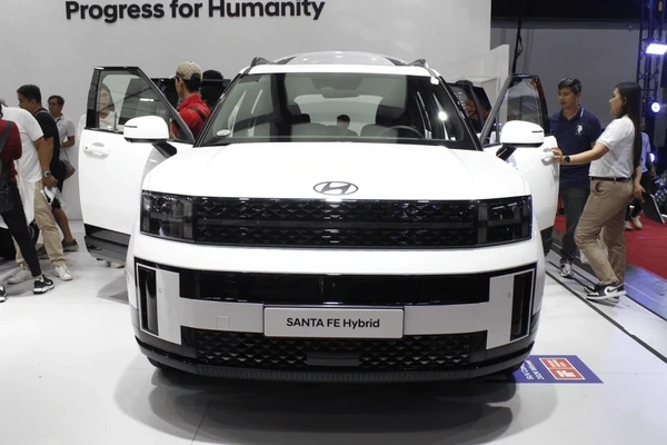 White Hyundai Santa Fe Hybrid on display showing vehicles covered by lemon law